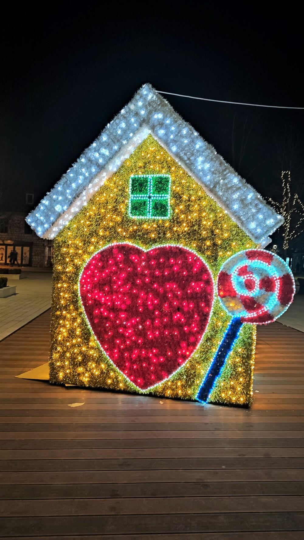 <p>​​​​​​Trg slobode u Nikšiću spreman je za praznike. Pogledajte kako izgleda noću na fotografijama naše novinarke Svetlane Mandić</p>