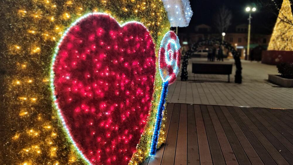 <p>​​​​​​Trg slobode u Nikšiću spreman je za praznike. Pogledajte kako izgleda noću na fotografijama naše novinarke Svetlane Mandić</p>