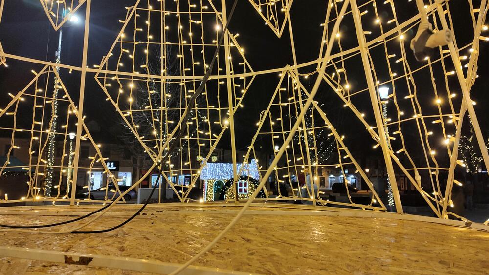 <p>​​​​​​Trg slobode u Nikšiću spreman je za praznike. Pogledajte kako izgleda noću na fotografijama naše novinarke Svetlane Mandić</p>