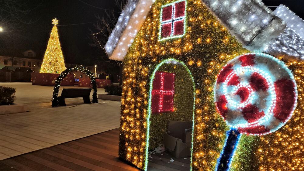 <p>​​​​​​Trg slobode u Nikšiću spreman je za praznike. Pogledajte kako izgleda noću na fotografijama naše novinarke Svetlane Mandić</p>