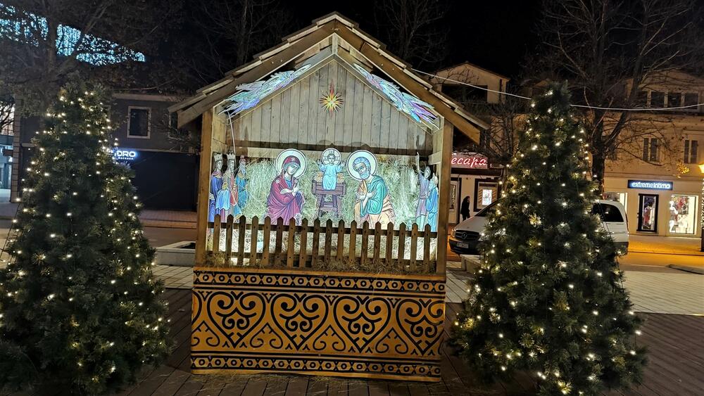 <p>​​​​​​Trg slobode u Nikšiću spreman je za praznike. Pogledajte kako izgleda noću na fotografijama naše novinarke Svetlane Mandić</p>