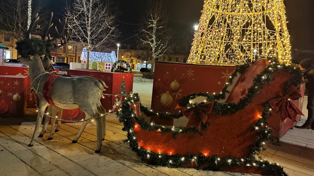 <p>​​​​​​Trg slobode u Nikšiću spreman je za praznike. Pogledajte kako izgleda noću na fotografijama naše novinarke Svetlane Mandić</p>