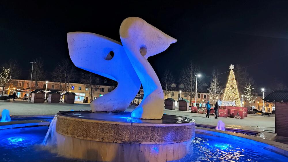 <p>​​​​​​Trg slobode u Nikšiću spreman je za praznike. Pogledajte kako izgleda noću na fotografijama naše novinarke Svetlane Mandić</p>