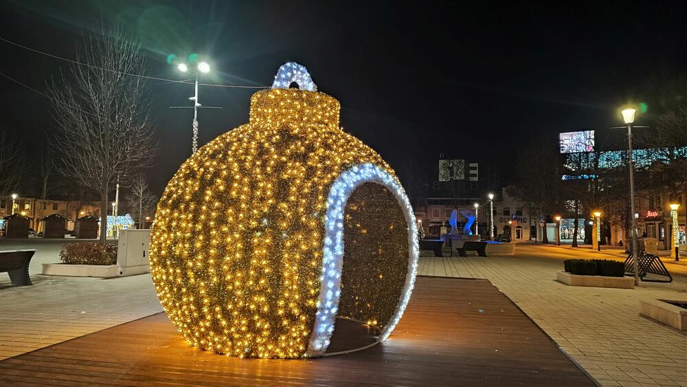 <p>​​​​​​Trg slobode u Nikšiću spreman je za praznike. Pogledajte kako izgleda noću na fotografijama naše novinarke Svetlane Mandić</p>