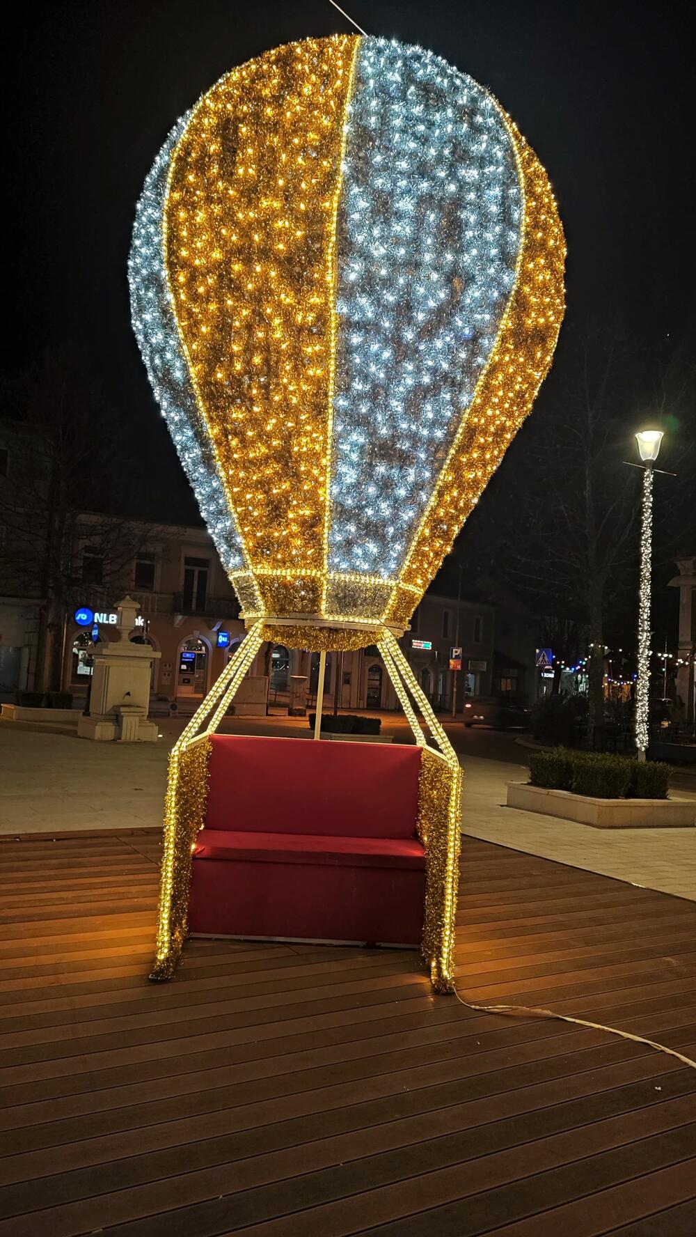 <p>​​​​​​Trg slobode u Nikšiću spreman je za praznike. Pogledajte kako izgleda noću na fotografijama naše novinarke Svetlane Mandić</p>