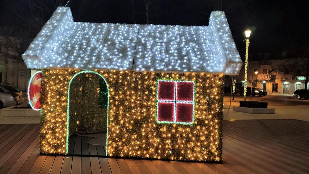 <p>​​​​​​Trg slobode u Nikšiću spreman je za praznike. Pogledajte kako izgleda noću na fotografijama naše novinarke Svetlane Mandić</p>