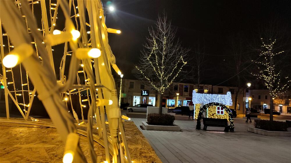 <p>​​​​​​Trg slobode u Nikšiću spreman je za praznike. Pogledajte kako izgleda noću na fotografijama naše novinarke Svetlane Mandić</p>