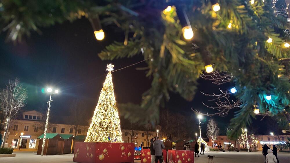 <p>​​​​​​Trg slobode u Nikšiću spreman je za praznike. Pogledajte kako izgleda noću na fotografijama naše novinarke Svetlane Mandić</p>
