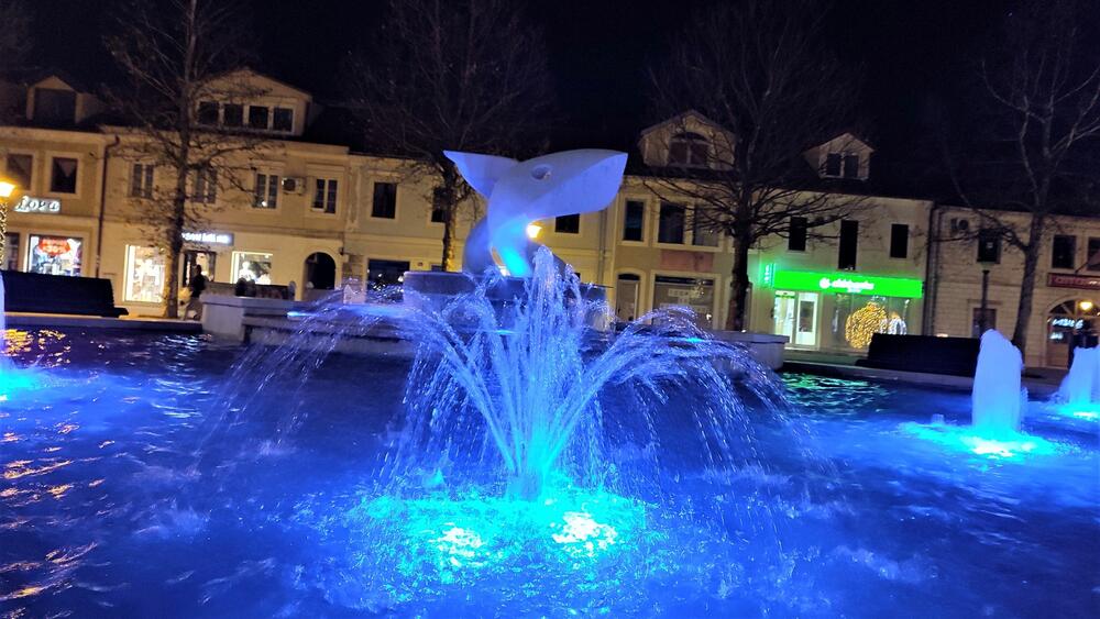 <p>​​​​​​Trg slobode u Nikšiću spreman je za praznike. Pogledajte kako izgleda noću na fotografijama naše novinarke Svetlane Mandić</p>