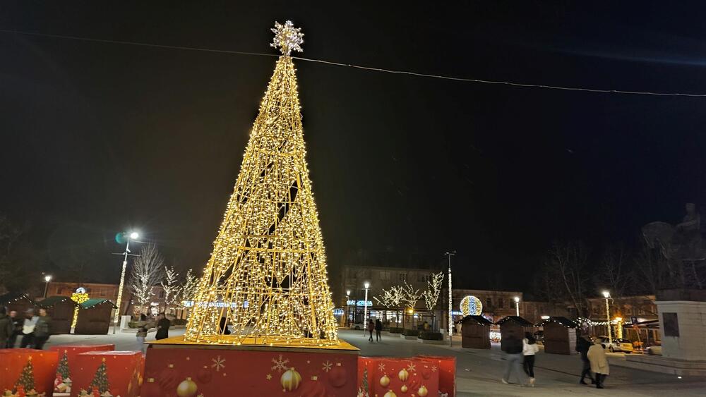 <p>​​​​​​Trg slobode u Nikšiću spreman je za praznike. Pogledajte kako izgleda noću na fotografijama naše novinarke Svetlane Mandić</p>