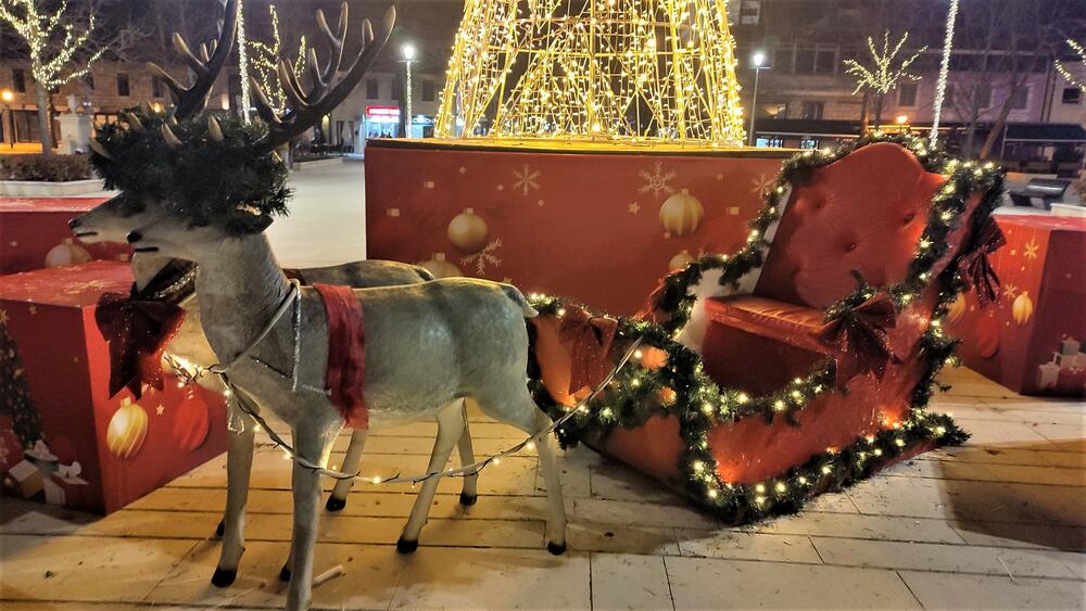 <p>​​​​​​Trg slobode u Nikšiću spreman je za praznike. Pogledajte kako izgleda noću na fotografijama naše novinarke Svetlane Mandić</p>
