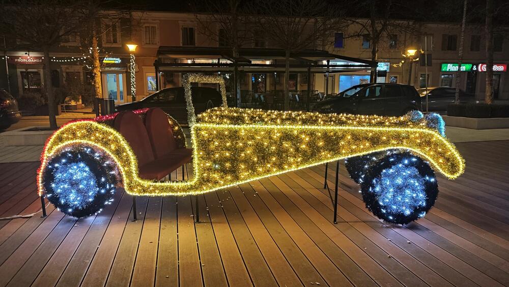 <p>​​​​​​Trg slobode u Nikšiću spreman je za praznike. Pogledajte kako izgleda noću na fotografijama naše novinarke Svetlane Mandić</p>