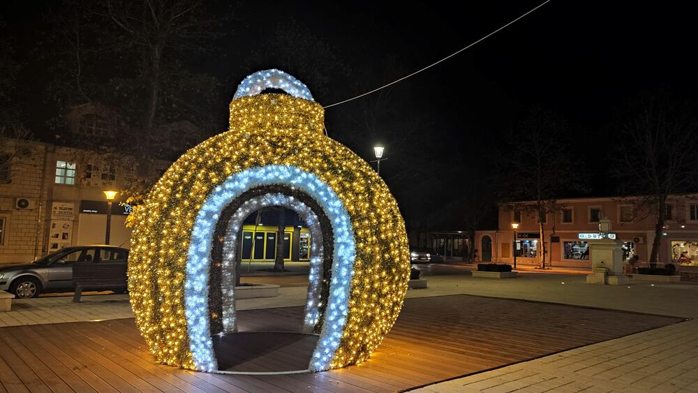 <p>​​​​​​Trg slobode u Nikšiću spreman je za praznike. Pogledajte kako izgleda noću na fotografijama naše novinarke Svetlane Mandić</p>