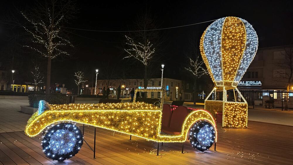 <p>​​​​​​Trg slobode u Nikšiću spreman je za praznike. Pogledajte kako izgleda noću na fotografijama naše novinarke Svetlane Mandić</p>