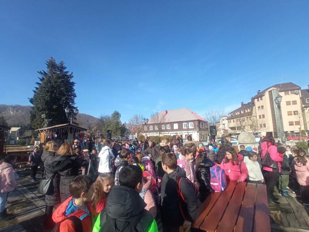 <p>Otvaranjem sajma, kao i završetkom raskošnog novogodišnjeg ukrašavanja grada, iz TO poručuju da je Kolašin spreman za sezonu</p>