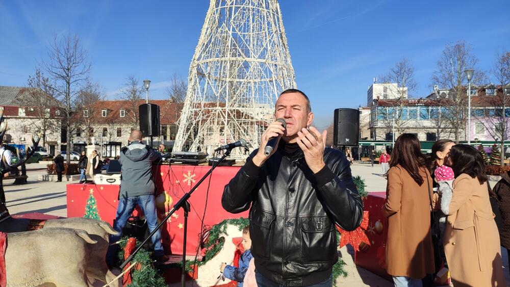 <p>Novogodišnji i Božićni bazar će trajati do 20. januara</p>