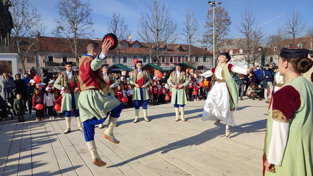 <p>Novogodišnji i Božićni bazar će trajati do 20. januara</p>
