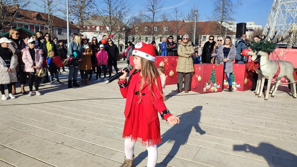 <p>Novogodišnji i Božićni bazar će trajati do 20. januara</p>