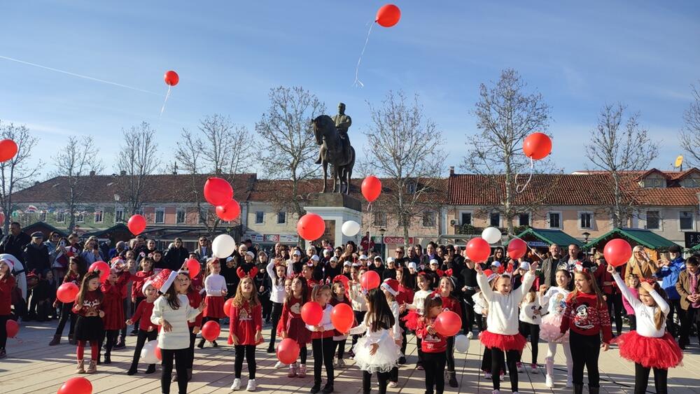 <p>Novogodišnji i Božićni bazar će trajati do 20. januara</p>