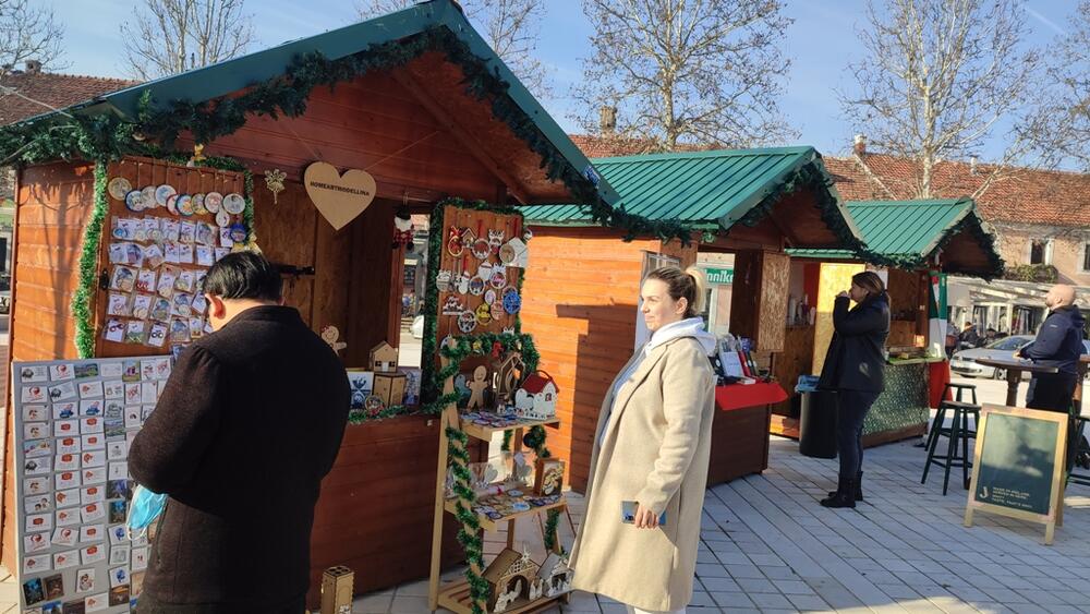 <p>Novogodišnji i Božićni bazar će trajati do 20. januara</p>