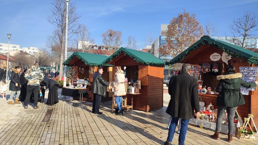 <p>Novogodišnji i Božićni bazar će trajati do 20. januara</p>