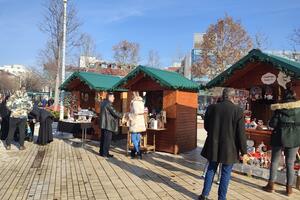 Na nikšićkom trgu otvoren Novogodišnji i Božićni bazar