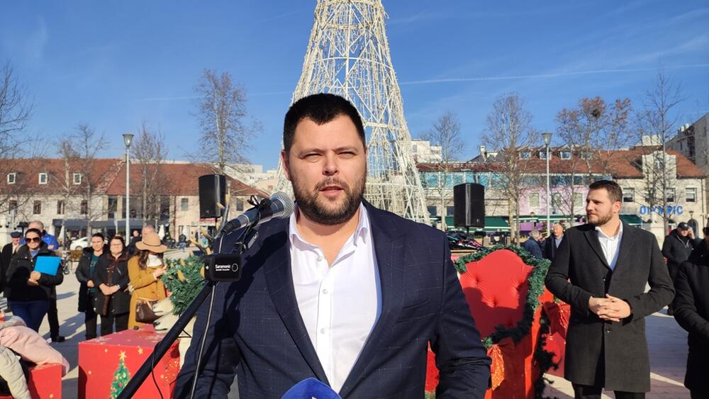 <p>Novogodišnji i Božićni bazar će trajati do 20. januara</p>