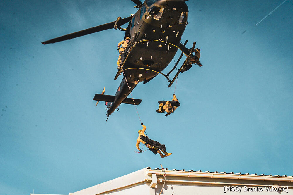 <p>Abazović najavio da će vojnici i zaposleni u Ministarstvu odbrane do kraja godine dobiti "skromnu novčanu nagradu zbog izuzetnih rezultata"</p>