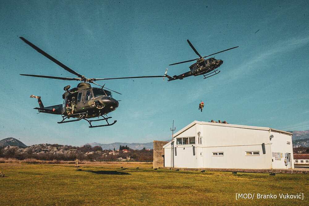 <p>Abazović najavio da će vojnici i zaposleni u Ministarstvu odbrane do kraja godine dobiti "skromnu novčanu nagradu zbog izuzetnih rezultata"</p>