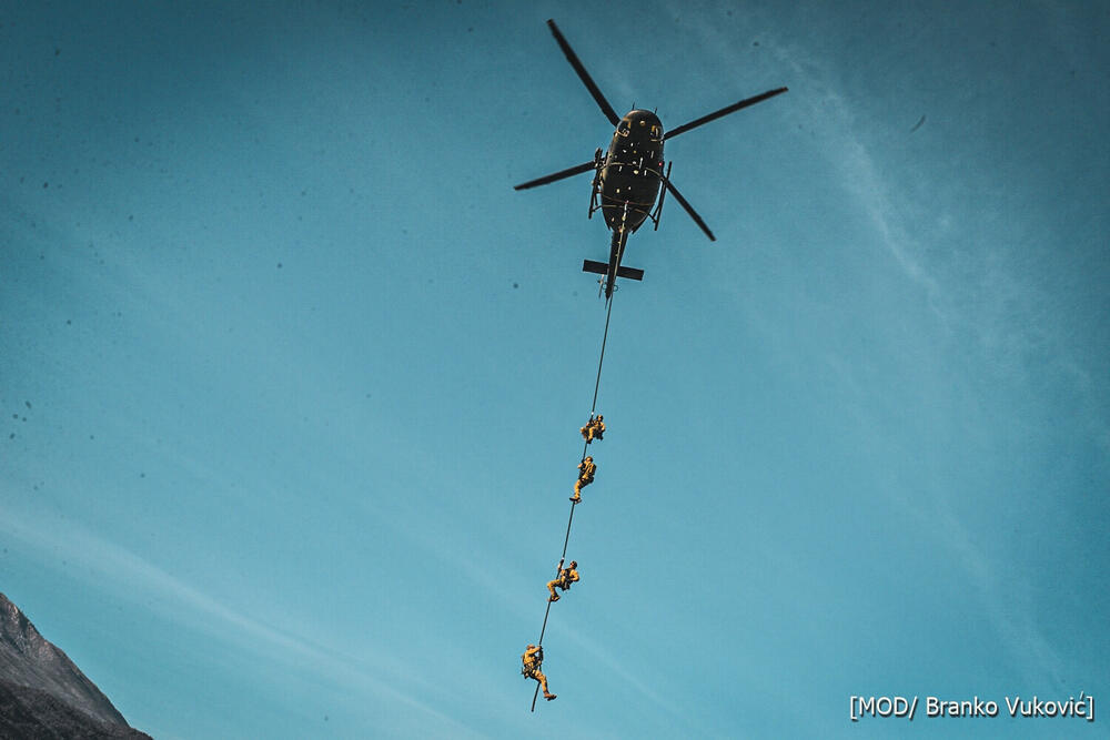 <p>Abazović najavio da će vojnici i zaposleni u Ministarstvu odbrane do kraja godine dobiti "skromnu novčanu nagradu zbog izuzetnih rezultata"</p>