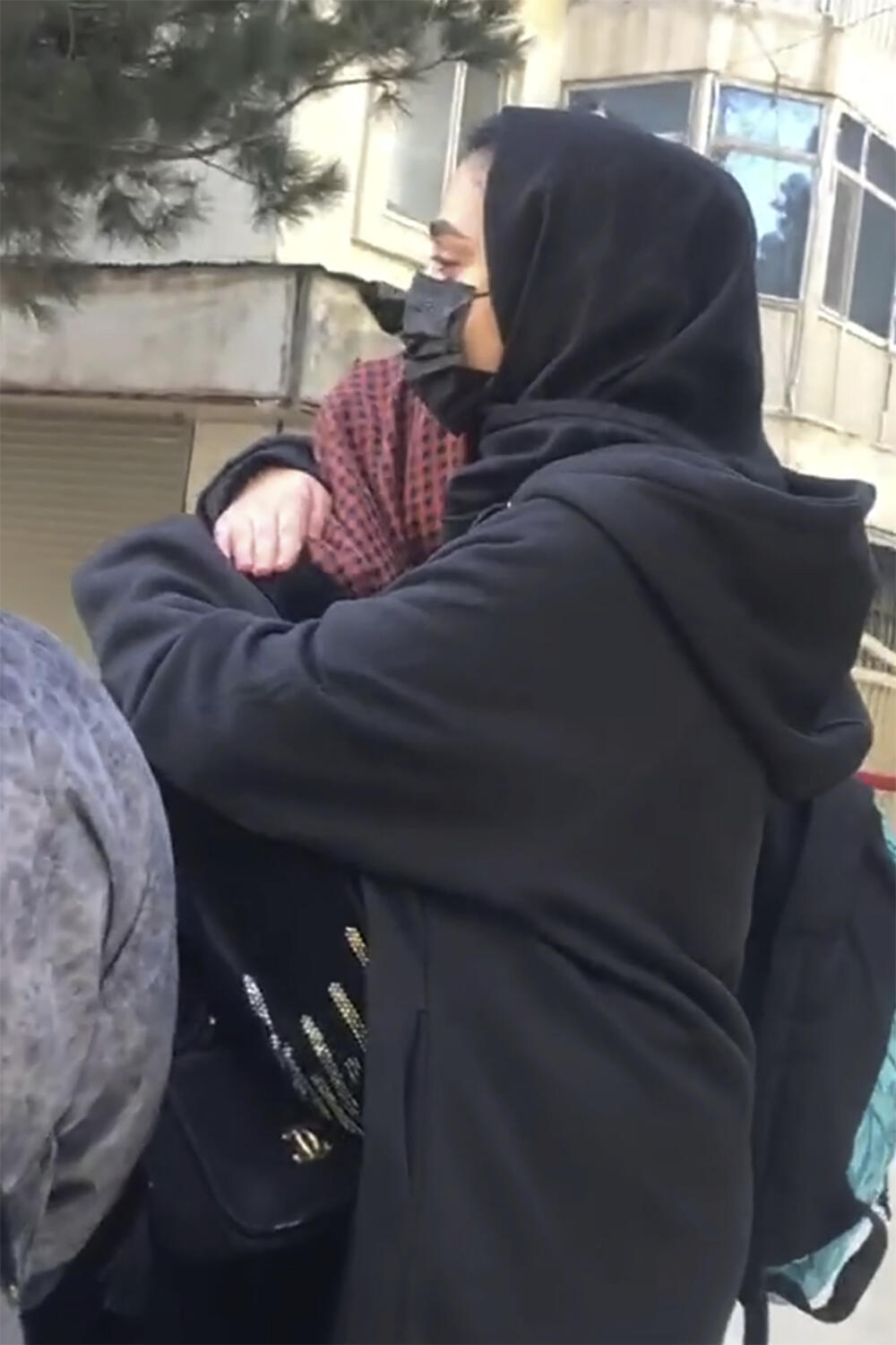 Studentkinje juče ispred Edrak Univerziteta u Kabulu, nakon što im nije dozvoljeno da uđu