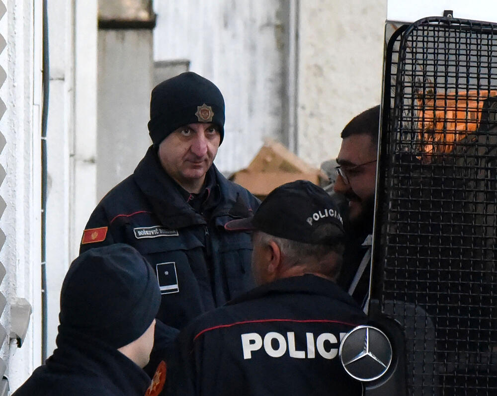 <p>"Rješenje o zadržavanju je donijeto i neću se žaliti reda radi, jer je to reda radi, pošto imam najavu da će koliko sjutra ići kod sudije za istragu i biće predlog za određivanje pritvora. E na to ću se žaliti, itekako"</p>