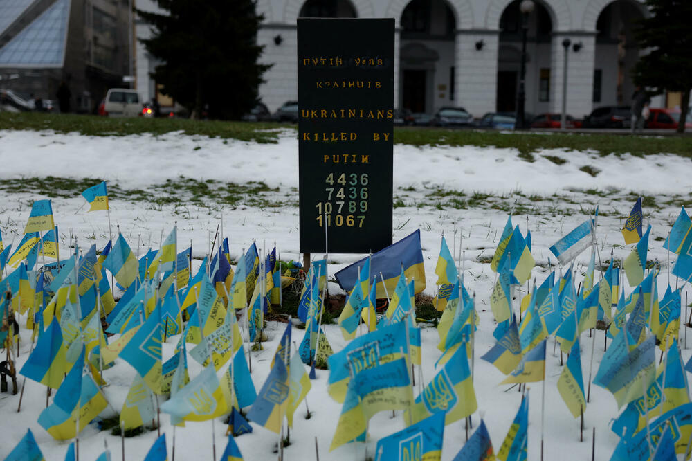 Zastave posvećene stradalim vojnicima, na trgu u Kijevu, Foto: Reuters