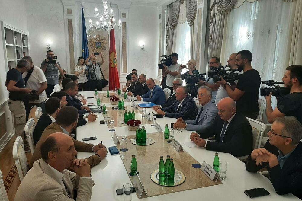 Sa jednog od septembarskih sastanaka većine o formiranju Vlade, Foto: Nikola Dragaš