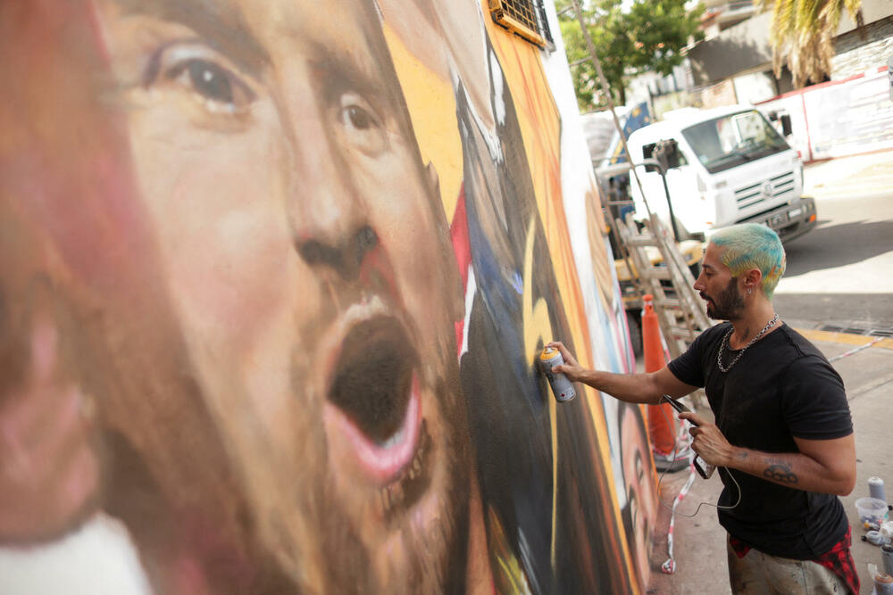 <p>U kvartu Palermo u Buenos Ajresu naslikan je prvi mural posvećen istorijskom trenutku - kada Leo Mesi podiže pehar namijenjen prvaku svijeta.</p>  <p>Mesijev lik na oko šest metara visine, a pet širine, iscrtao je umjetnik Maksimiliano Banjasko.</p>  <p>Sa Mesijem na mudalu su Dibu Martines, Paulo Dibala i Rodrigom de Paul.</p>