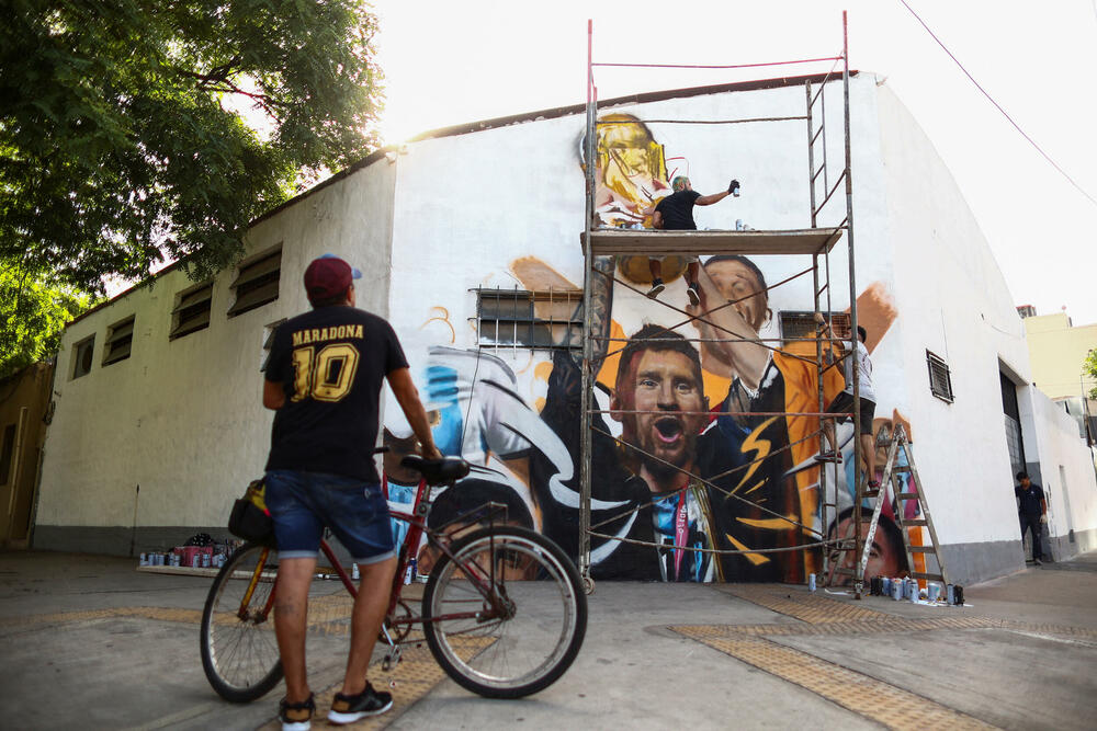<p>U kvartu Palermo u Buenos Ajresu naslikan je prvi mural posvećen istorijskom trenutku - kada Leo Mesi podiže pehar namijenjen prvaku svijeta.</p>  <p>Mesijev lik na oko šest metara visine, a pet širine, iscrtao je umjetnik Maksimiliano Banjasko.</p>  <p>Sa Mesijem na mudalu su Dibu Martines, Paulo Dibala i Rodrigom de Paul.</p>