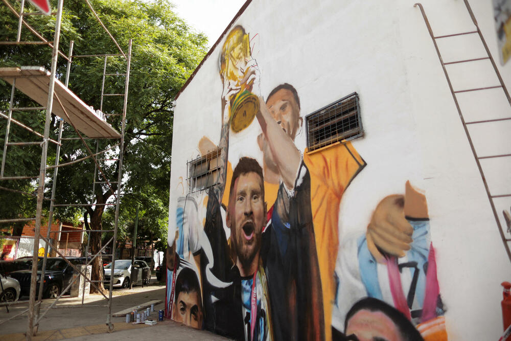 <p>U kvartu Palermo u Buenos Ajresu naslikan je prvi mural posvećen istorijskom trenutku - kada Leo Mesi podiže pehar namijenjen prvaku svijeta.</p>  <p>Mesijev lik na oko šest metara visine, a pet širine, iscrtao je umjetnik Maksimiliano Banjasko.</p>  <p>Sa Mesijem na mudalu su Dibu Martines, Paulo Dibala i Rodrigom de Paul.</p>