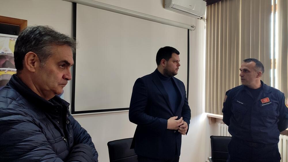 <p>"Građani Nikšića i Crne Gore imaju veliki oslonac u ovim hrabrim momcima kojih se uvijek sjetimo kada su u akciji, ali bi morali da se sjetimo njih svakog dana i da ih podržavamo i ohrabrimo da budu profesionalci“, poručio je direktor Regionalnog centra</p>