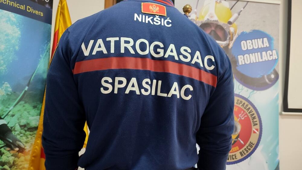 <p>"Građani Nikšića i Crne Gore imaju veliki oslonac u ovim hrabrim momcima kojih se uvijek sjetimo kada su u akciji, ali bi morali da se sjetimo njih svakog dana i da ih podržavamo i ohrabrimo da budu profesionalci“, poručio je direktor Regionalnog centra</p>