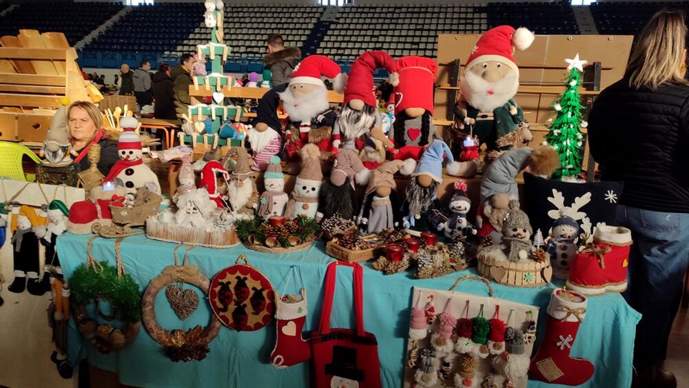 <p>Sajam je otvoren u Sportskom centru, a na njemu je učešće uzelo preko 200 izlagača</p>