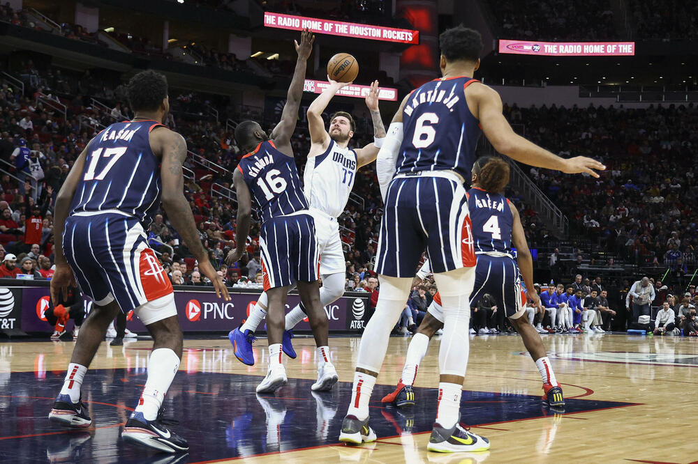 Nezadrživi Dončić na meču sa Hjustonom, Foto: Reuters