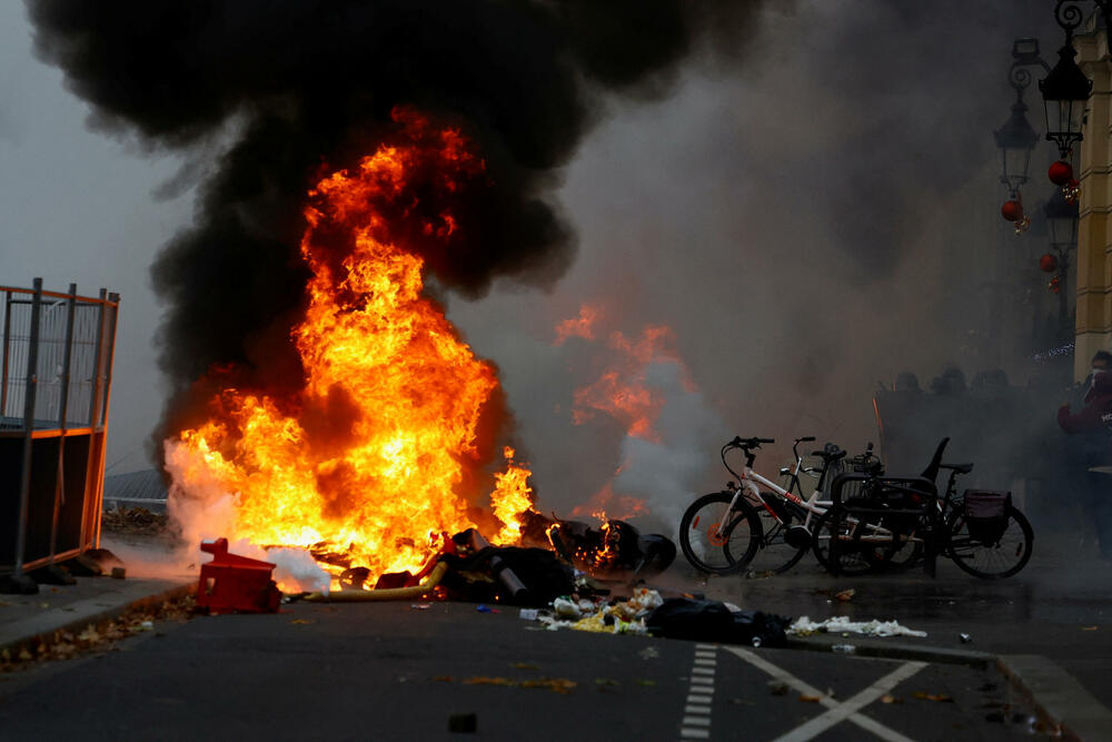 <p>Jedan 69-godišnjak je iz revolvera pucao je u petak na prolaznike u Parisu i ubio troje ljudi, a tri osobe ranio, saopštilo je parisko tužilaštvo</p>