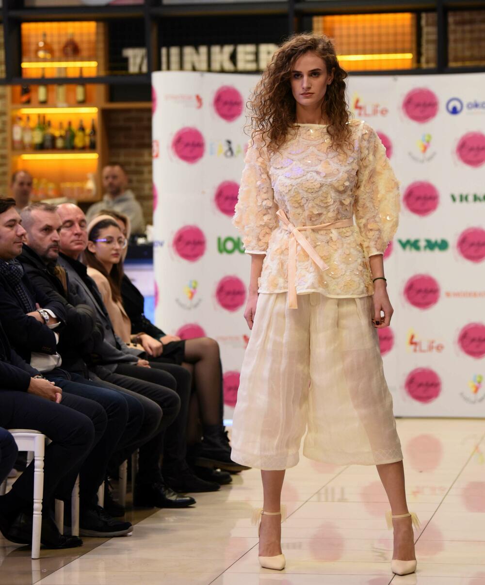 <p>Sinoć održan prvi Bazar Fashion Show, kKdizajnerke Tijana Perović, Azemina Gluščević i Anja Radulović</p>