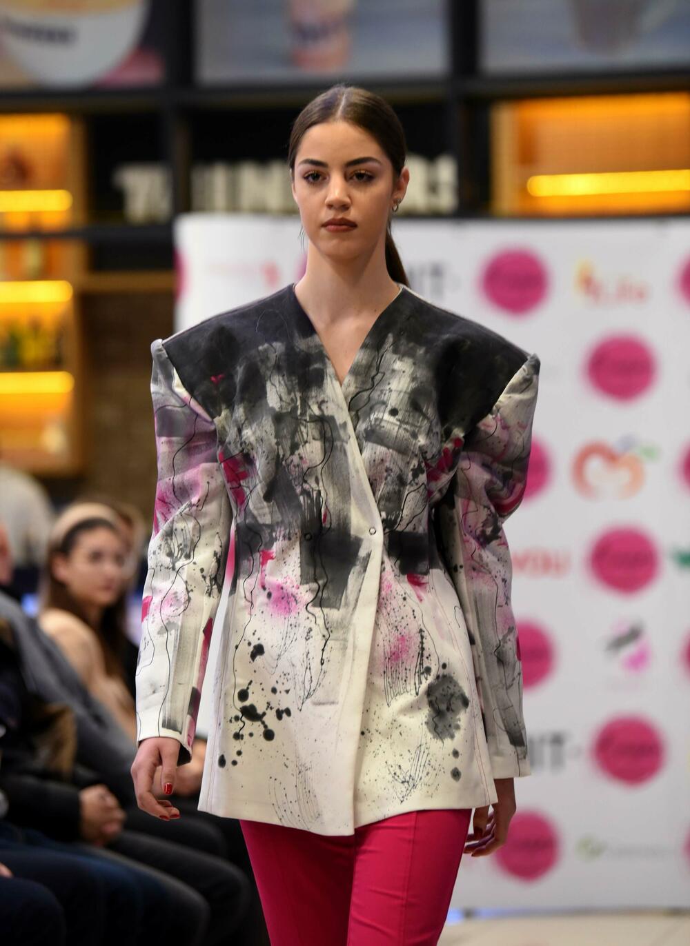 <p>Sinoć održan prvi Bazar Fashion Show, kKdizajnerke Tijana Perović, Azemina Gluščević i Anja Radulović</p>