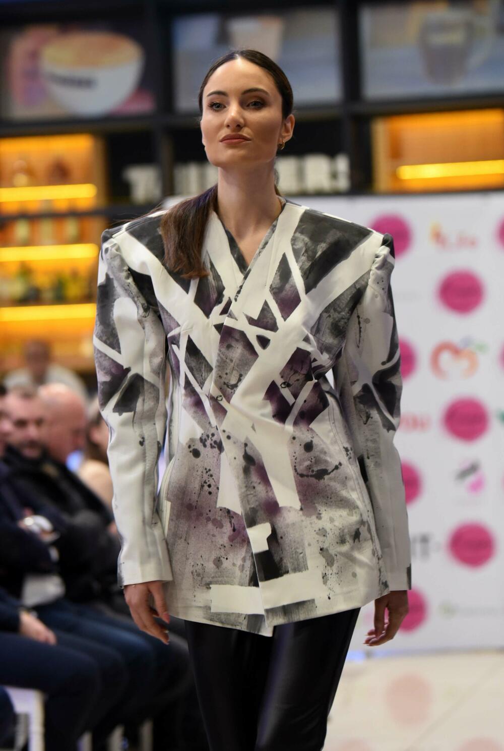 <p>Sinoć održan prvi Bazar Fashion Show, kKdizajnerke Tijana Perović, Azemina Gluščević i Anja Radulović</p>