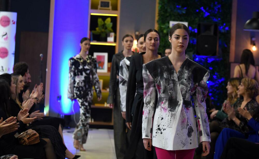 <p>Sinoć održan prvi Bazar Fashion Show, kKdizajnerke Tijana Perović, Azemina Gluščević i Anja Radulović</p>