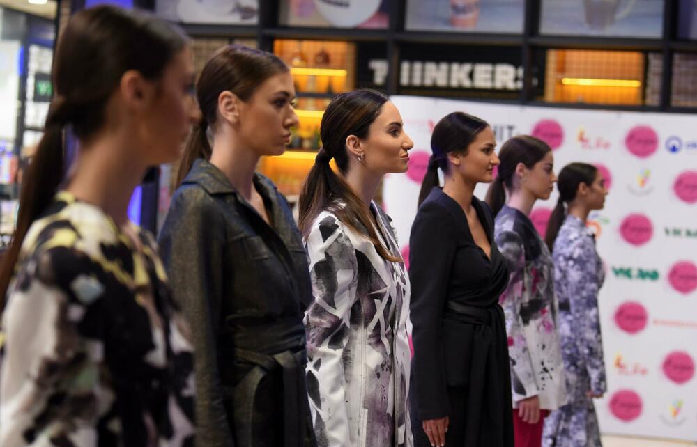 <p>Sinoć održan prvi Bazar Fashion Show, kKdizajnerke Tijana Perović, Azemina Gluščević i Anja Radulović</p>
