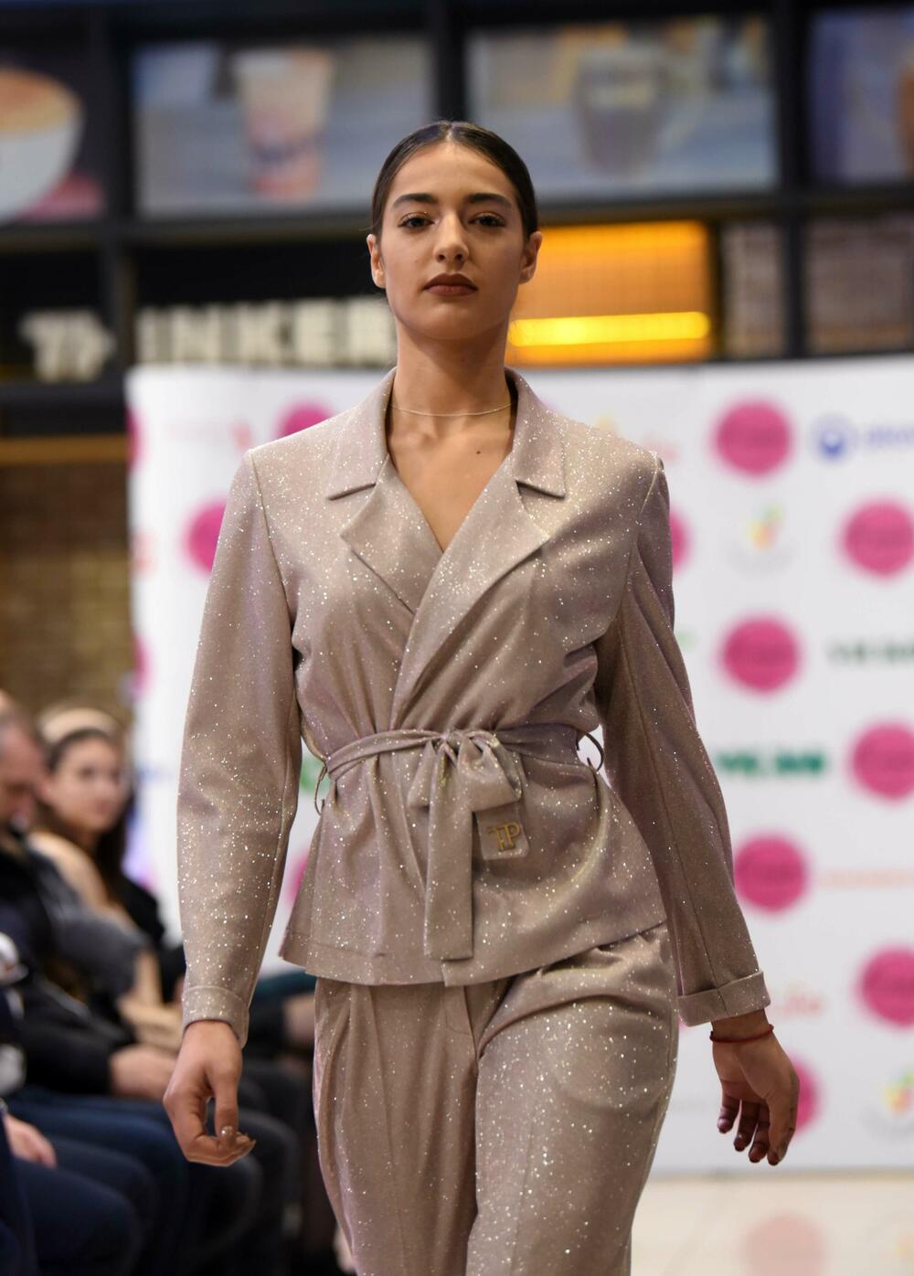 <p>Sinoć održan prvi Bazar Fashion Show, kKdizajnerke Tijana Perović, Azemina Gluščević i Anja Radulović</p>