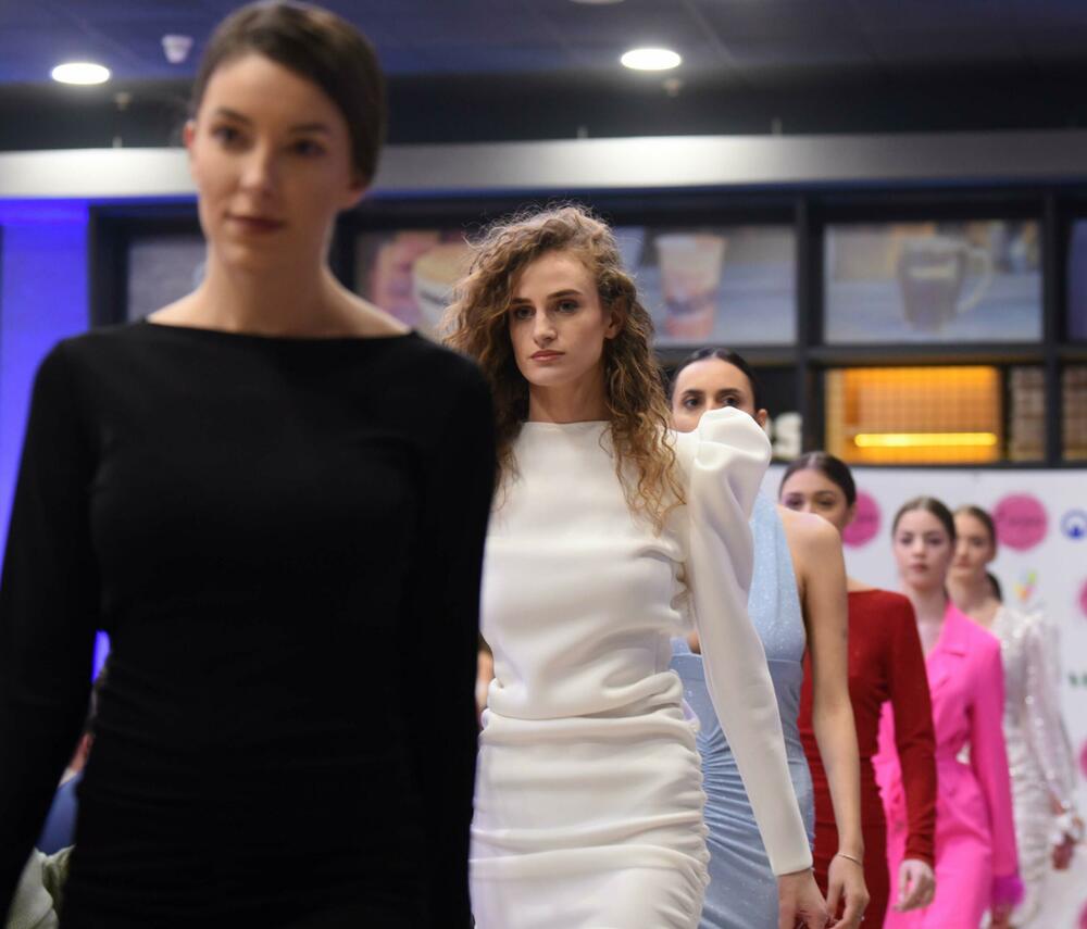 <p>Sinoć održan prvi Bazar Fashion Show, kKdizajnerke Tijana Perović, Azemina Gluščević i Anja Radulović</p>