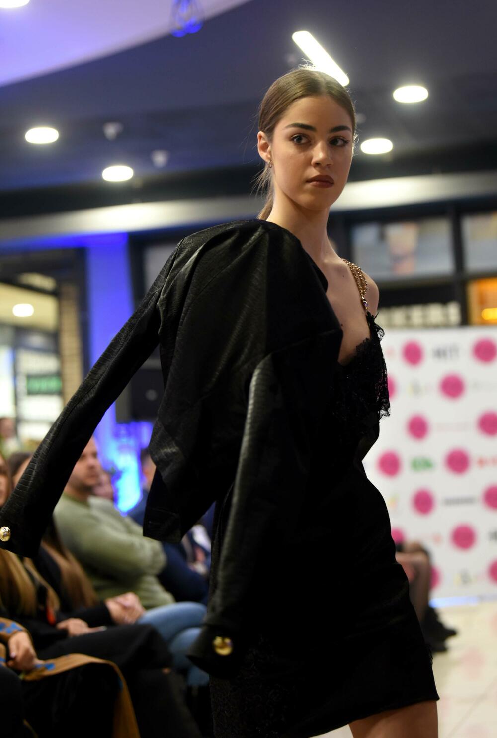 <p>Sinoć održan prvi Bazar Fashion Show, kKdizajnerke Tijana Perović, Azemina Gluščević i Anja Radulović</p>